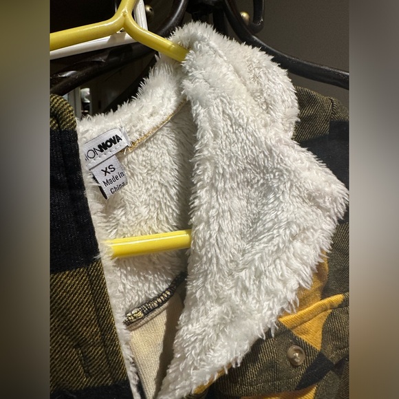 Woman’s Sherpa button up top - Picture 8 of 8